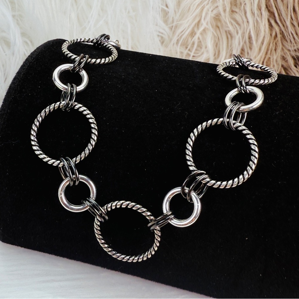 Black and Silvertone, chain-link lightweight Necklace - Picture 7 of 9